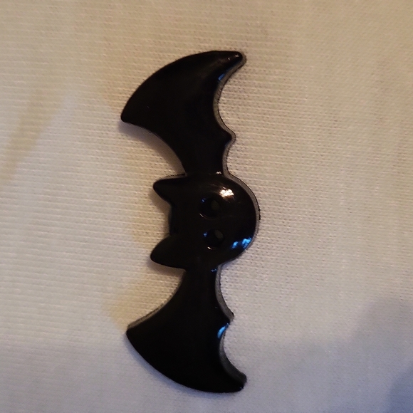 WHITE TEA SHIRT with black cat. SIZE L.   BLACK BAT INCUDED.                B3 - Picture 6 of 6